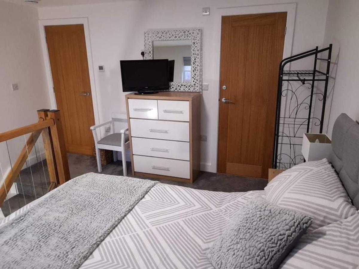 Outstanding Modern 1-Bed House in Chippenham Chippenham (Wiltshire) Exterior foto